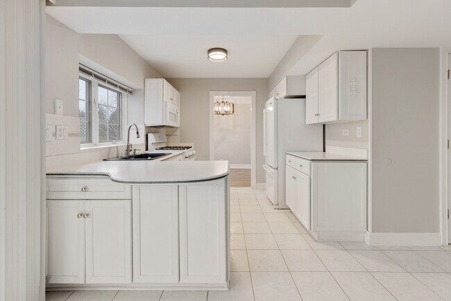 Building Photo - 3245 Gresham Ln E