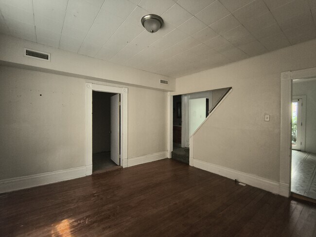 Building Photo - 402 E Warner Ave
