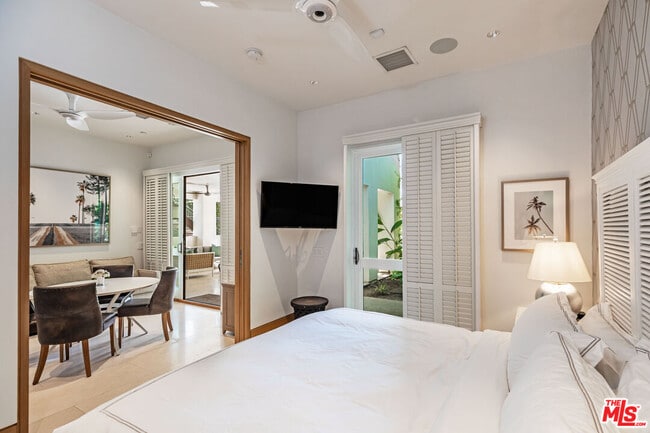 Building Photo - 618 N Beverly Dr