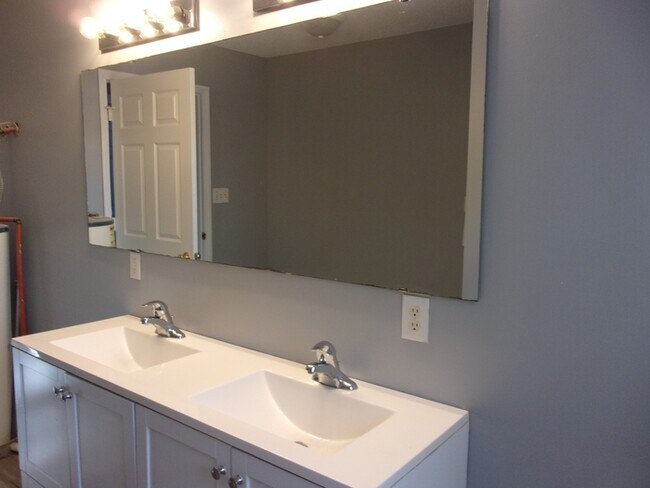 Building Photo - 1956 Doby Dr