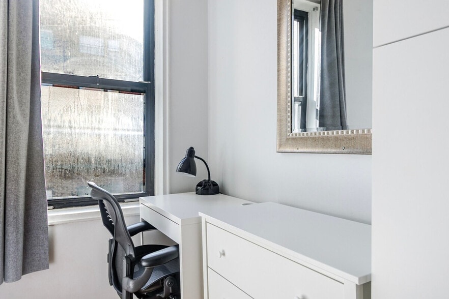 Building Photo - 318 E 80th St