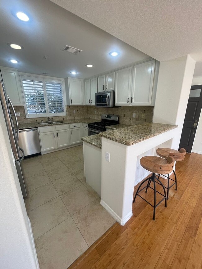 Building Photo - Very Spacious 1 Bed, 1 Bath Condo in Mission Viejo For Rent-In Unit Laundry and Attached Garage