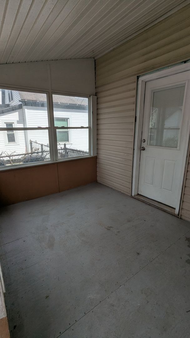 Building Photo - Discover this well-maintained 3-bedroom, 1-bath home in Akron