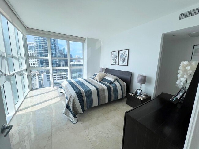 Building Photo - 950 Brickell Bay Dr