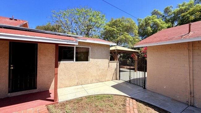 Building Photo - 370 Las Flores Dr