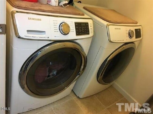 Building Photo - 725 Edgewater Ridge Ct