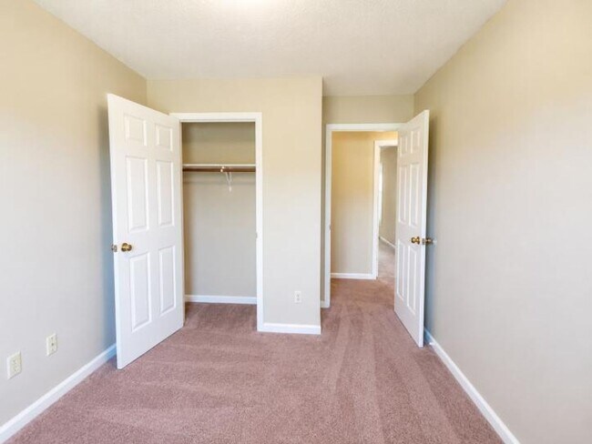Building Photo - $1250 - 3 Bedroom 1.5 Bath Ranch Home