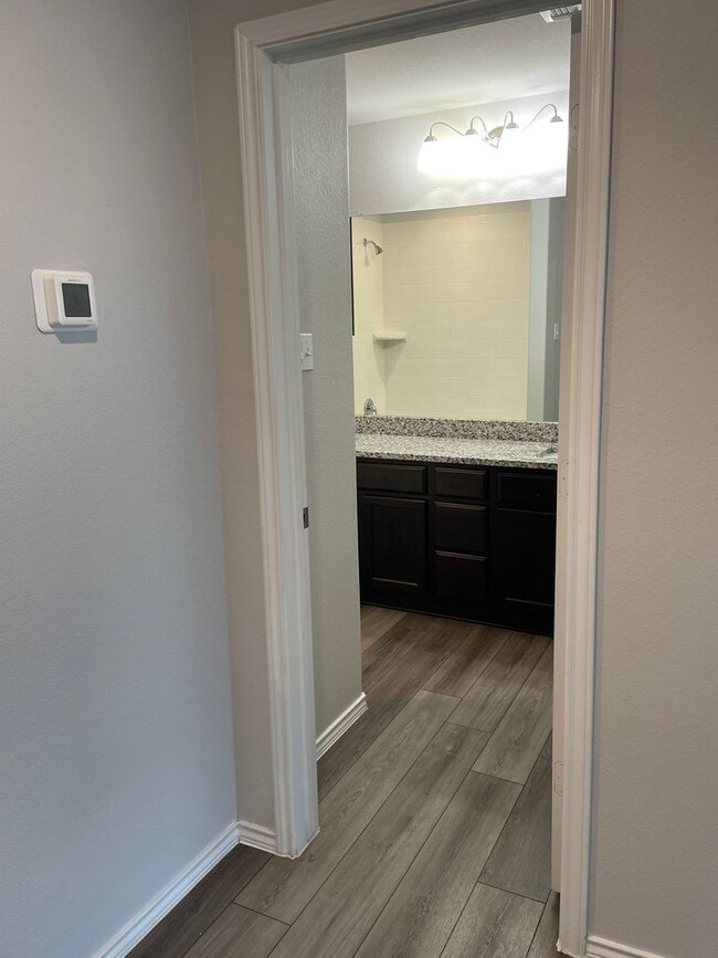 Building Photo - Available Now | Modern Single-Story 3 Bed, 2 Bath | Separate Office/Den | Big Yard | Pet Restrict...