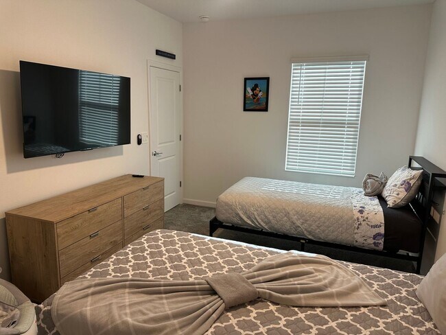 Building Photo - Spacious 4 bedroom 2.5 Bath, Fully Furnish...