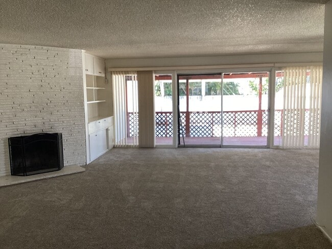 Building Photo - Centrally Located Single Story Ranch Style...