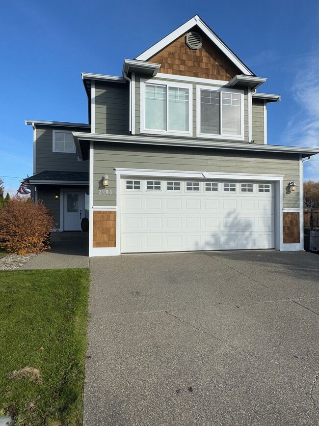 Building Photo - Beautiful Rental with Oversized Yard & Open Layout