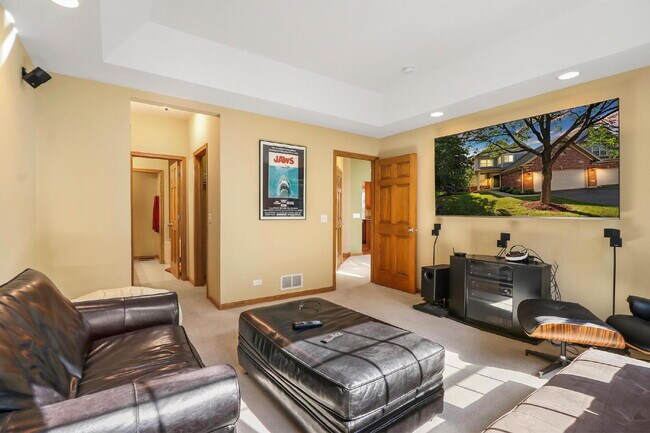 Building Photo - Spacious 3-Bedroom Townhouse with Main-Flo...