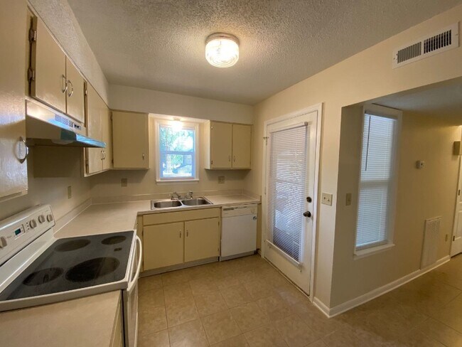 Building Photo - 449 Hickory Hill Dr