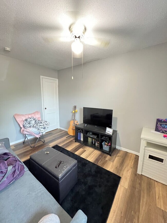 Building Photo - AVAILABLE JUNE - Spacious 2 Bedroom Apartment!