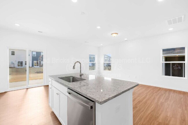 Building Photo - 790 Earhart St NW