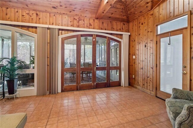 Building Photo - 632 Village Ln S