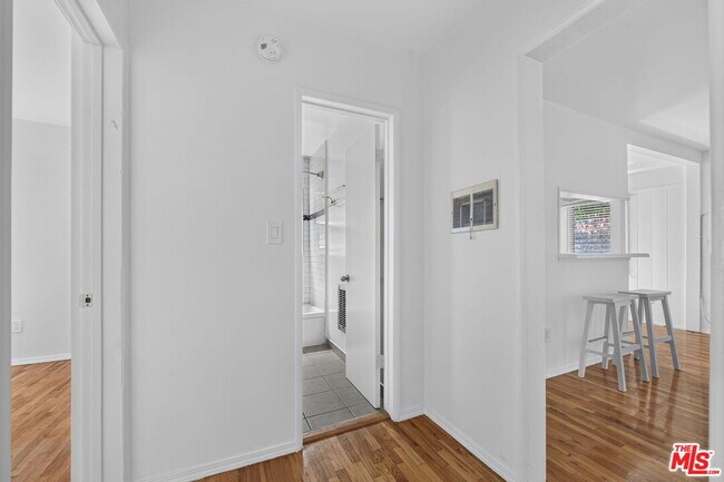 Building Photo - 13553 Moorpark St