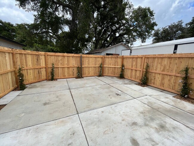 Building Photo - 260 N Alvarado St