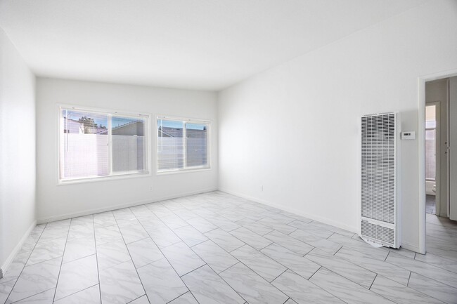 Building Photo - 3 Bedroom Duplex with Washer Dryer