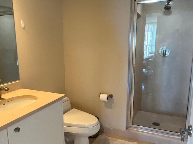 Building Photo - 16500 Collins Ave