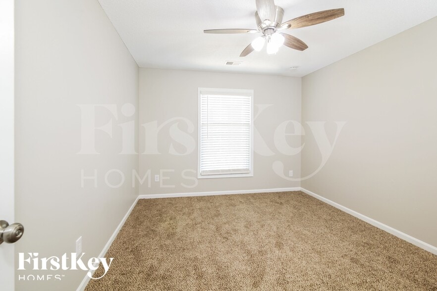 Building Photo - 15211 Maple St