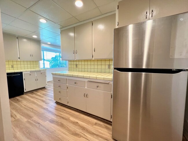 Building Photo - Large 3 Bedroom 2 Bath Home