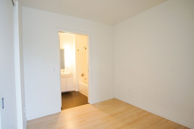 Building Photo - Buckman: Light & Bright 1 Bdr with D/W, A/C, W/D & FREE RENT!