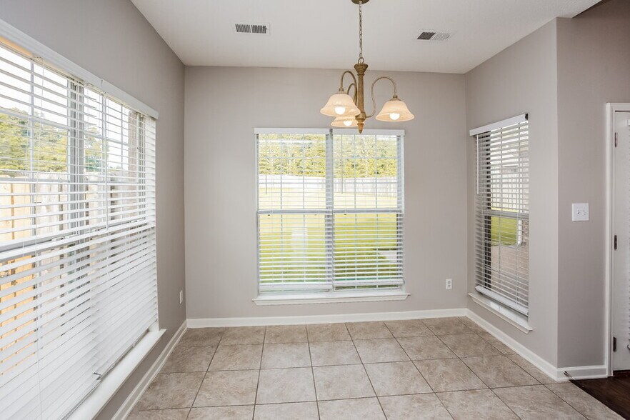 Building Photo - 610 Classic Dr N