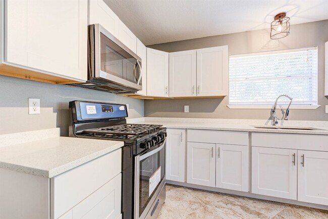 Building Photo - 17930 Seven Pines Dr