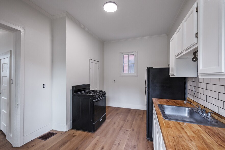 Building Photo - 332 E 9th St