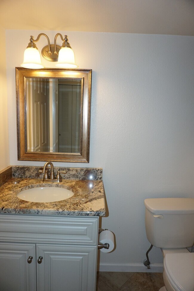 Building Photo - Lovely Mountain Condo!!
