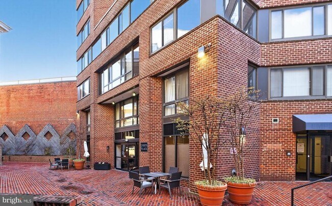 Building Photo - 1077 30th St NW