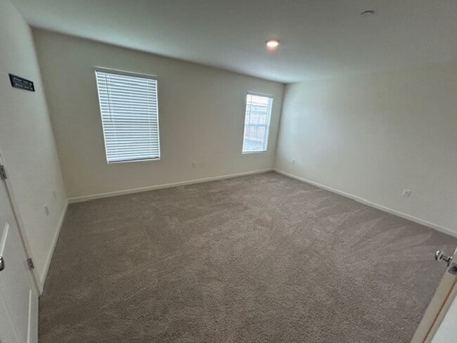 Building Photo - ** MOVE IN SPECIAL- $300 OFF FIRST 3 MONTHS***