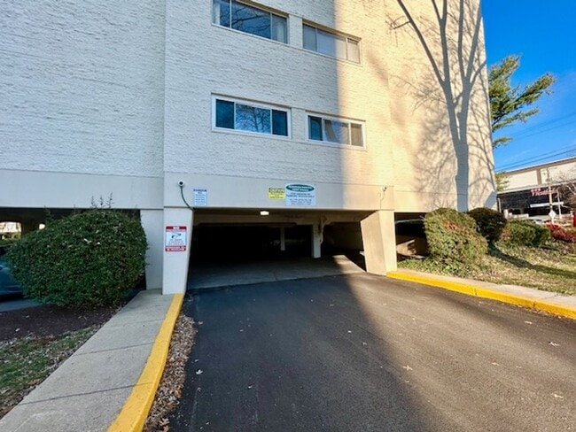 Building Photo - 10300 Westlake Dr