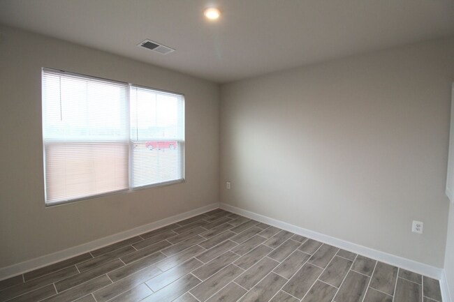 Building Photo - 105 S Peak Dr