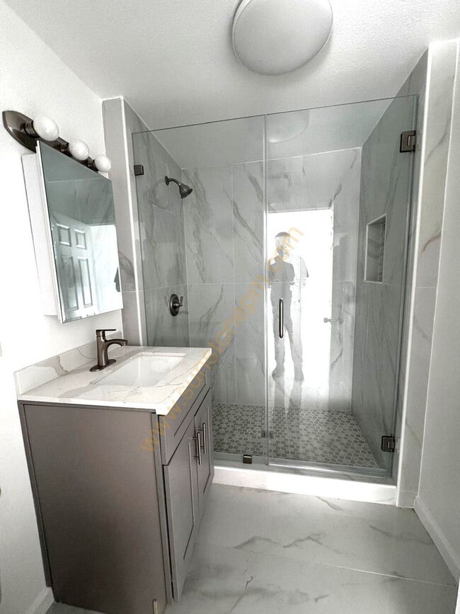 Building Photo - 696 E 9th St