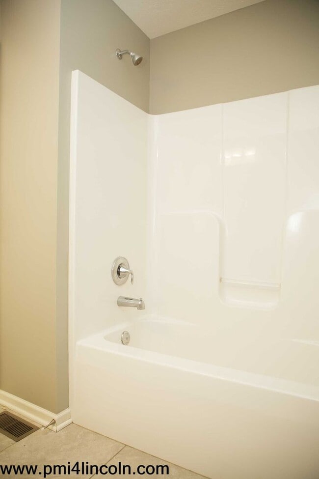 Building Photo - 9800 S 72 St – 5 beds/3 baths/ 3-stall