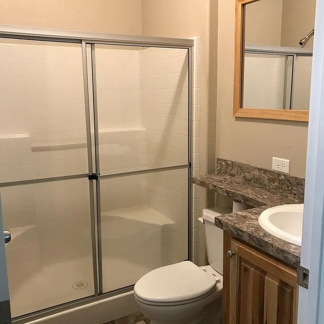 Building Photo - Quiet Home Out of Town