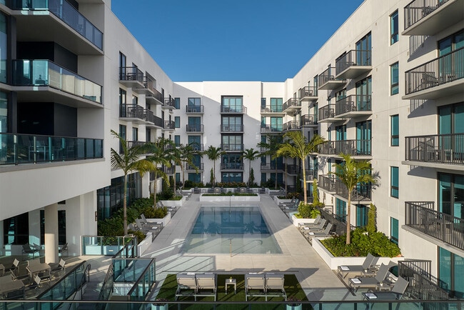 Building Photo - 695 S Olive Ave