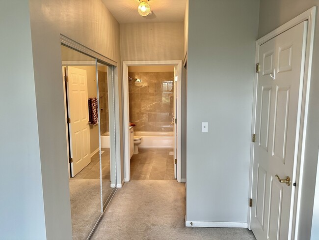 Building Photo - 2433 Golf Ridge Cir