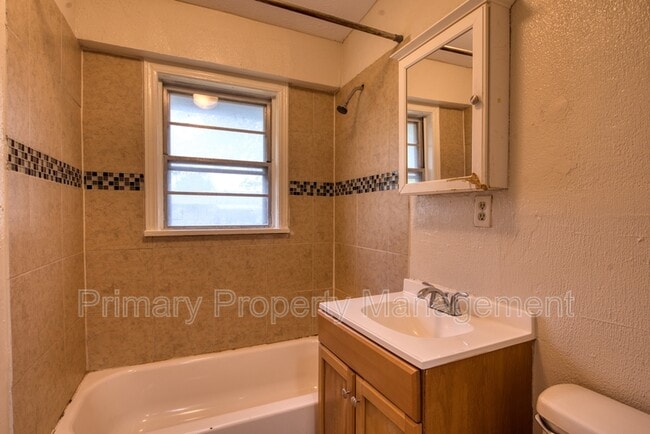 Building Photo - 3004 Somerset Pl