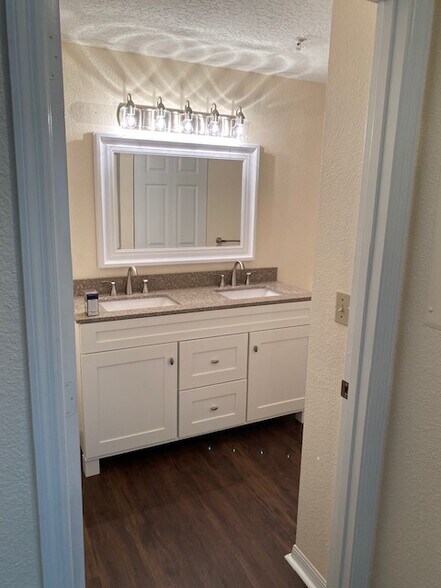 Building Photo - 11561 Villa Grand