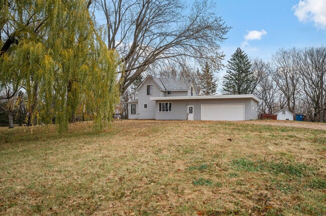 Building Photo - Beautiful Home on Acreage