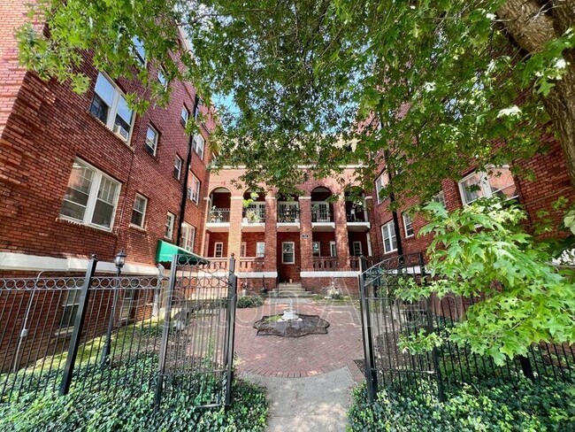 Building Photo - 116 E Chestnut St