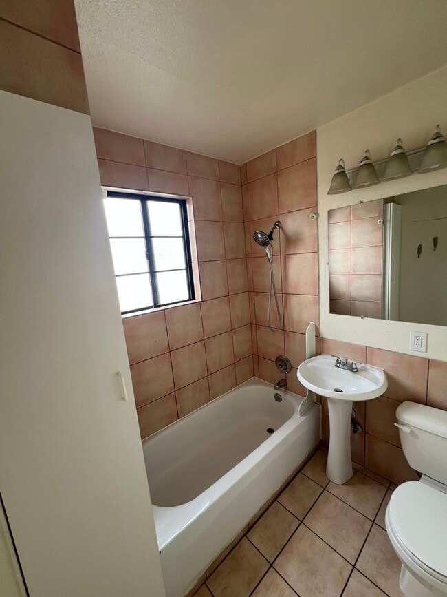 Building Photo - Charming 1x1 in Historic Old Town! Beautiful Original Hardwood Floors + Prime Location
