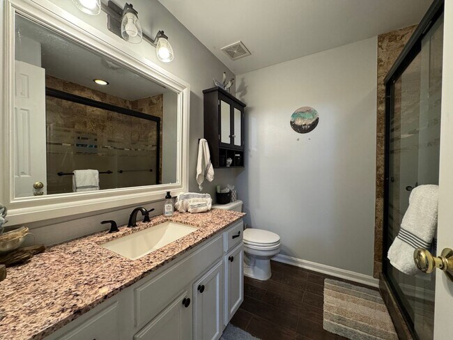 Building Photo - Stunning 4 Bed 3.5 Bath Single Family Home...