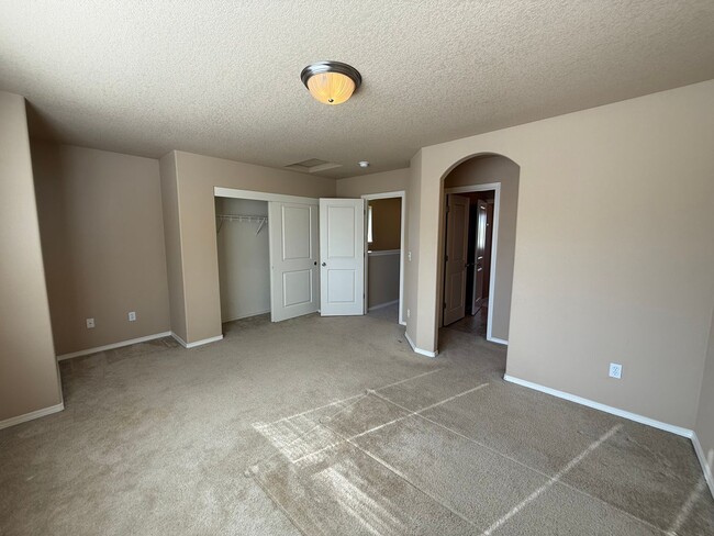 Building Photo - g434