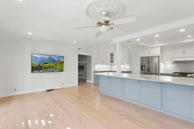 Building Photo - Remodeled Huntington Home!