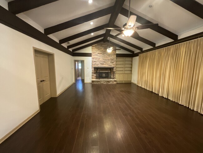 Building Photo - 530 Hilliard Dr