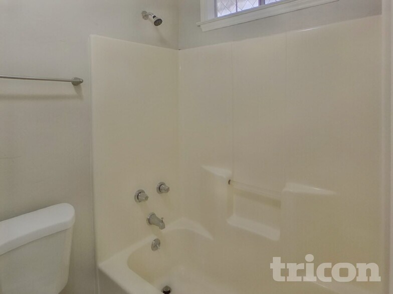 Building Photo - 217 Clear Springs Ct